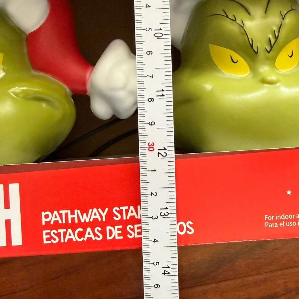 The Grinch Pathway Stakes 4 Count With Santa Hat LED Lights w/ Grinch Faces New!